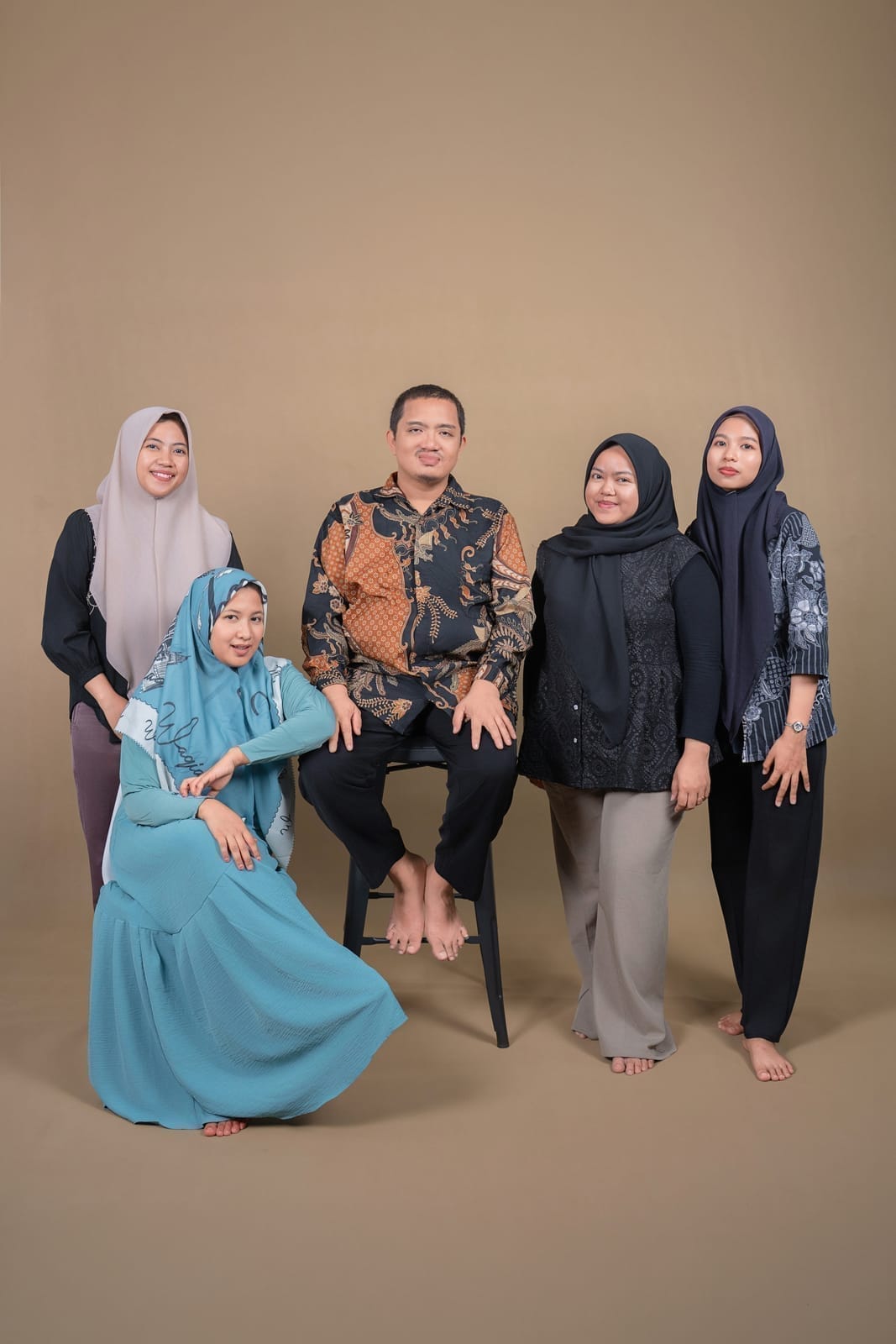 Potret keluarga di studio