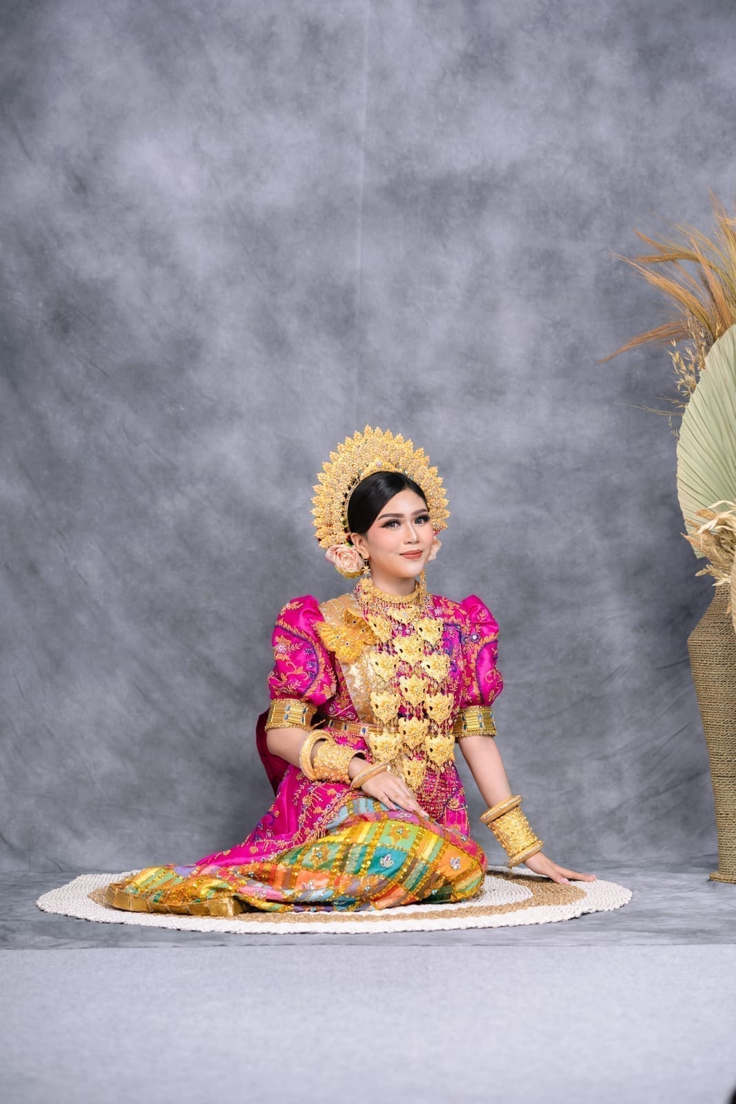 Busana adat pengantin duduk